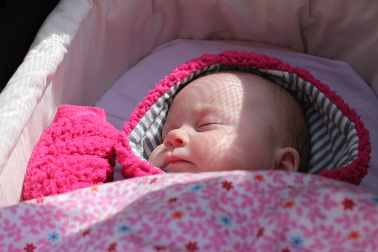 W czym powinien spać niemowlak latem?