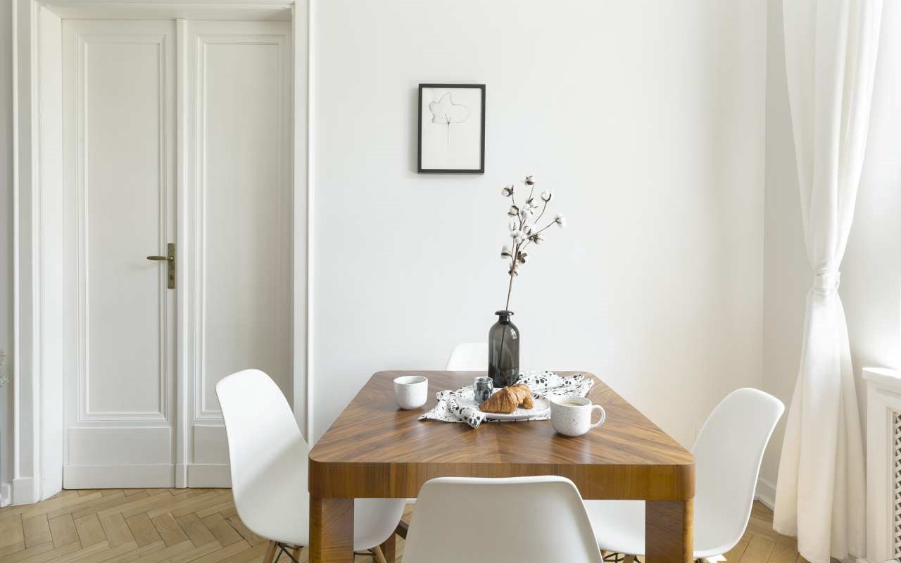 Ławy i stoły – jak dopasować je do pomieszczenia?