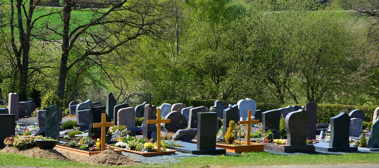 Śmierć bliskiej osoby – o czym pamiętać przy stawianiu pomnika?