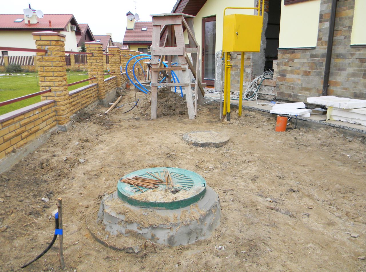 Budowa szamba betonowego na posesji  – od jakich elementów zależy jego cena