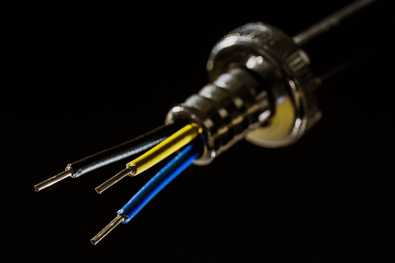Czym są kable typu skrętka i gdzie powszechnie są one używane?