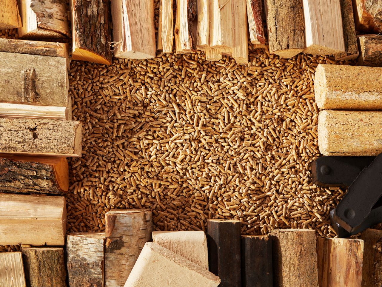 Kiedy warto kupić pellet zamiast tradycyjnego drewna?