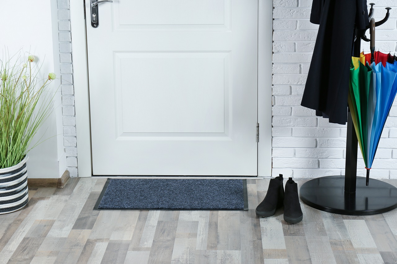 Wycieraczki pod drzwi – dlaczego warto mieć je w swoim mieszkaniu?